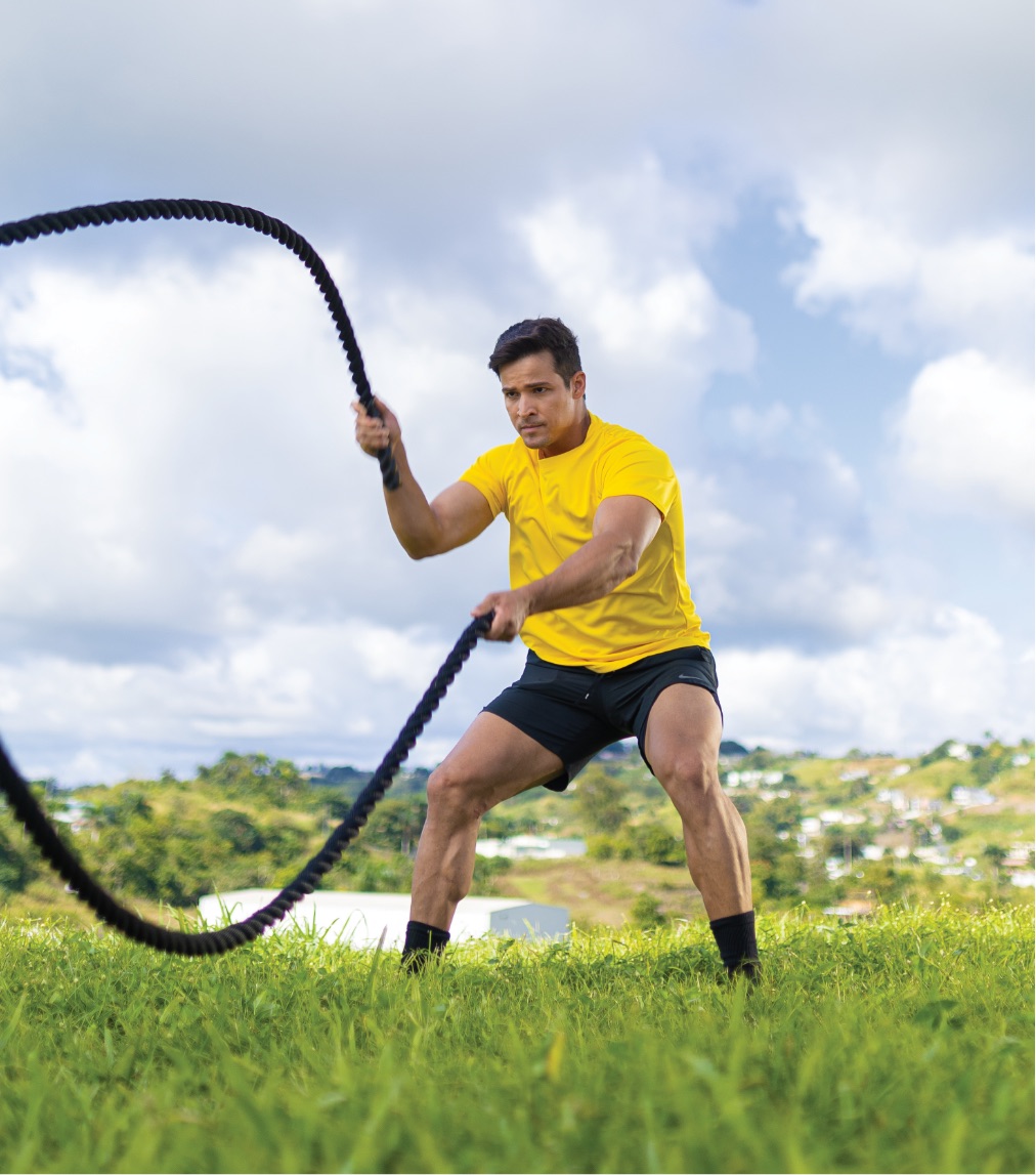 Hombre entrenando con sogas de batalla