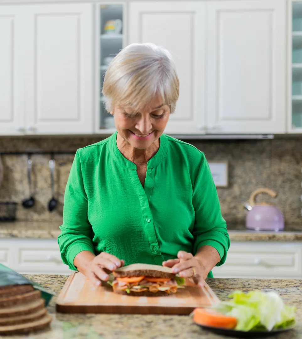 Mujer en cocina con ParaBien 100% Whole Grain